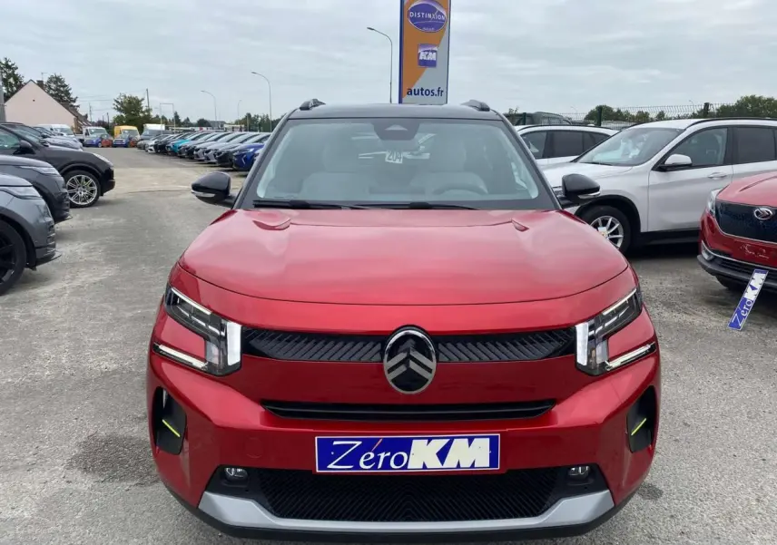 Vue de face d'une Citroën C3 rouge Elixir avec toit noir, calandre noire et phares LED distinctifs.