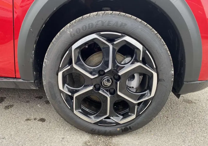 Gros plan sur la jante alliage 17 pouces Atacamite diamantée d'une Citroën C3 Rouge Elixir avec toit noir.