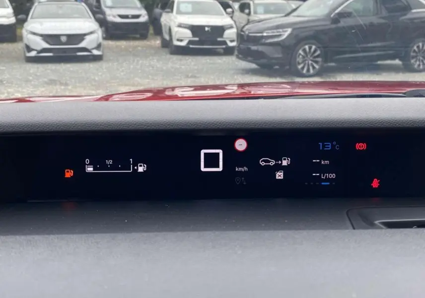 Tableau de bord numérique de la Citroën C3 Turbo 100 ch, affichant vitesse et jauge carburant, vue intérieure frontale.
