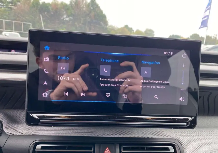 Écran tactile central de la Citroën C3 2025 affichant les options téléphone et navigation, intérieur moderne.