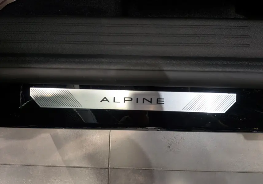 Plaque de seuil de porte avec inscription Alpine en aluminium brossé sur Renault Captur E-TECH Full Hybrid noir étoilé.