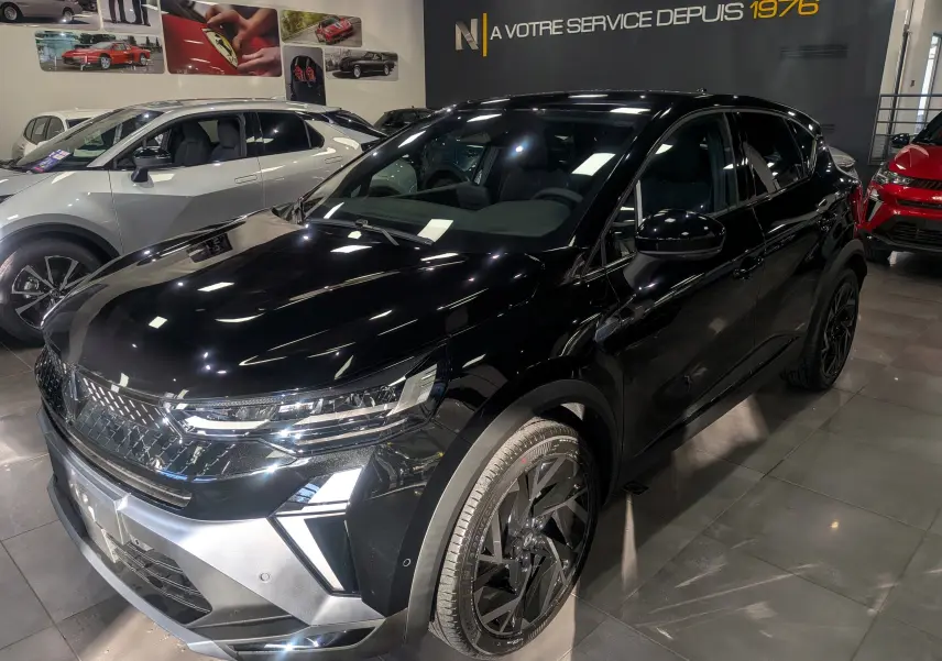 Renault Captur E-Tech Full Hybrid noir étoilé en 3/4 avant droit, avec jantes noires et calandre distinctive esprit Alpine.