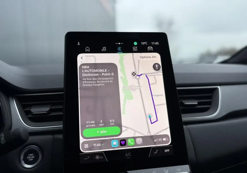 Écran tactile Open R-Link 10,4" du tableau de bord du Renault Captur bleu Iron, affichant la navigation GPS.