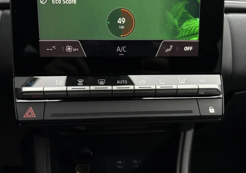 Vue rapprochée du tableau de bord du Renault Captur 2025, montrant les commandes climatisation et écran tactile.