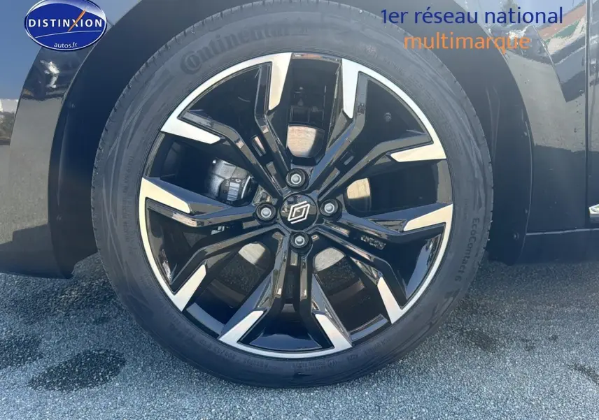 Gros plan sur la jante alu noire et argentée côté avant droit de la Renault Clio V noire 2025.