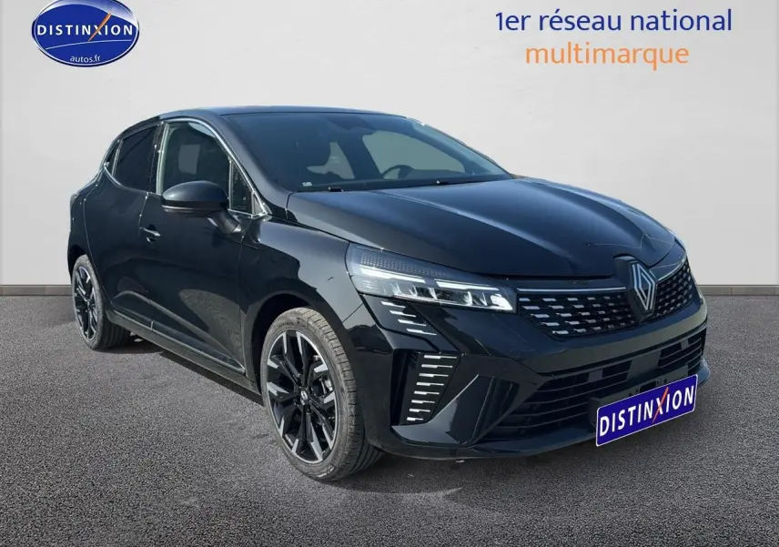 Renault Clio V noire vue en 3/4 avant droit, avec calandre chromée et jantes alliage noires.