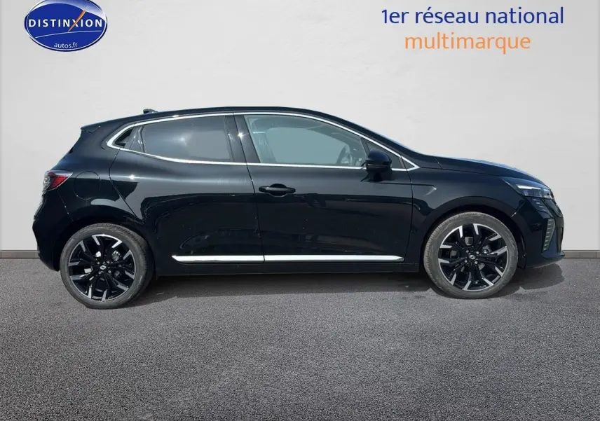 Profil droit d'une Renault Clio V noire 2025 avec jantes alu noires et vitres arrière surteintées.