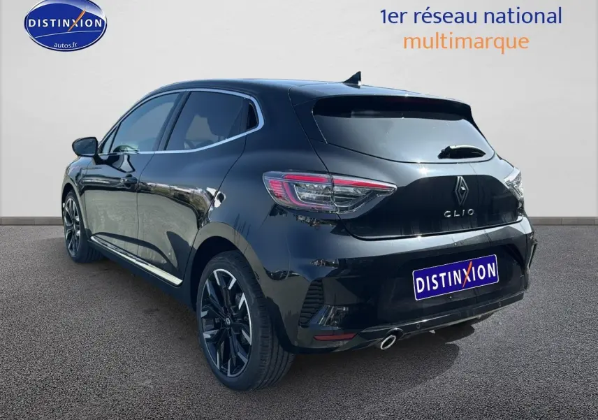 Vue 3/4 arrière droite d'une Renault Clio V noire avec jantes alu et feux arrière LED distinctifs.