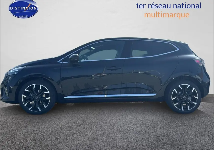 Profil côté gauche d'une Renault Clio V noire 2025 avec jantes alu et vitres arrière surteintées.