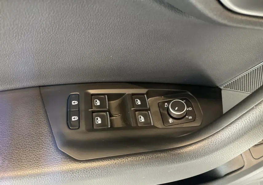 Commande des vitres et réglage des rétroviseurs côté conducteur du Volkswagen Touareg blanc, intérieur noir.