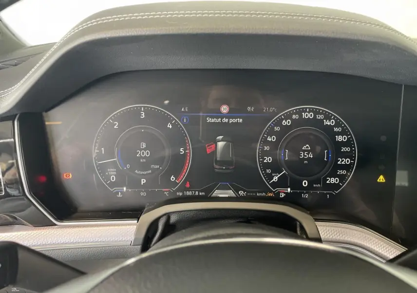 Vue rapprochée du tableau de bord numérique du Volkswagen Touareg 2019 affichant le statut de porte ouverte.
