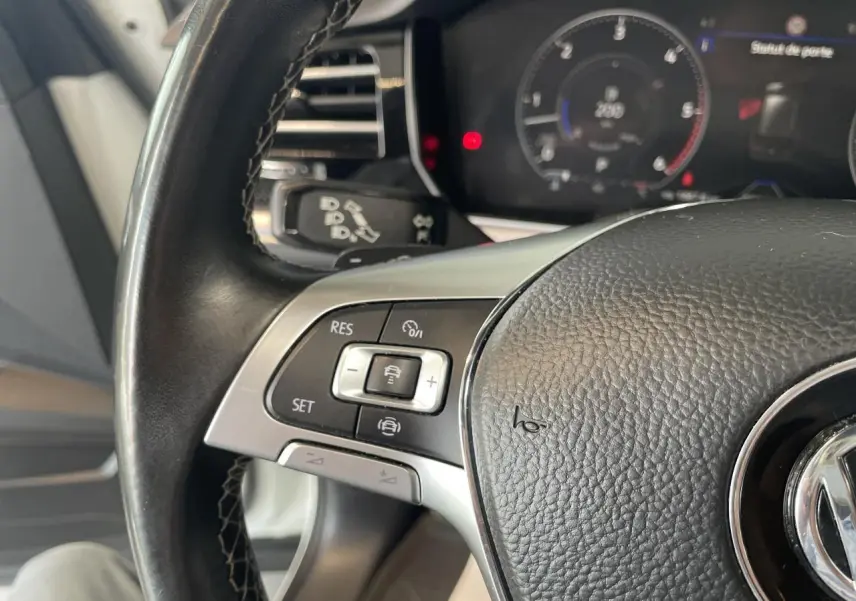 Gros plan sur le volant cuir noir multifonction R-Line du Volkswagen Touareg 2019, avec commandes de régulateur de vitesse.