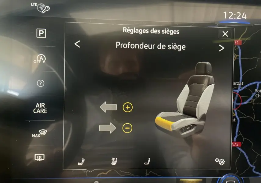 Écran tactile intérieur montrant le réglage de la profondeur du siège avant du Volkswagen Touareg blanc.
