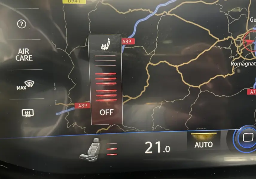 Écran tactile intérieur du Volkswagen Touareg 2019 montrant la commande de siège chauffant et la carte de navigation.