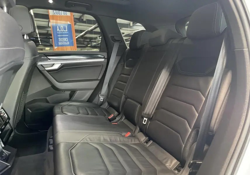 Vue intérieure côté droit des sièges arrière en cuir noir du Volkswagen Touareg 3.0 V6 TDI R-line Exclusive 2019.