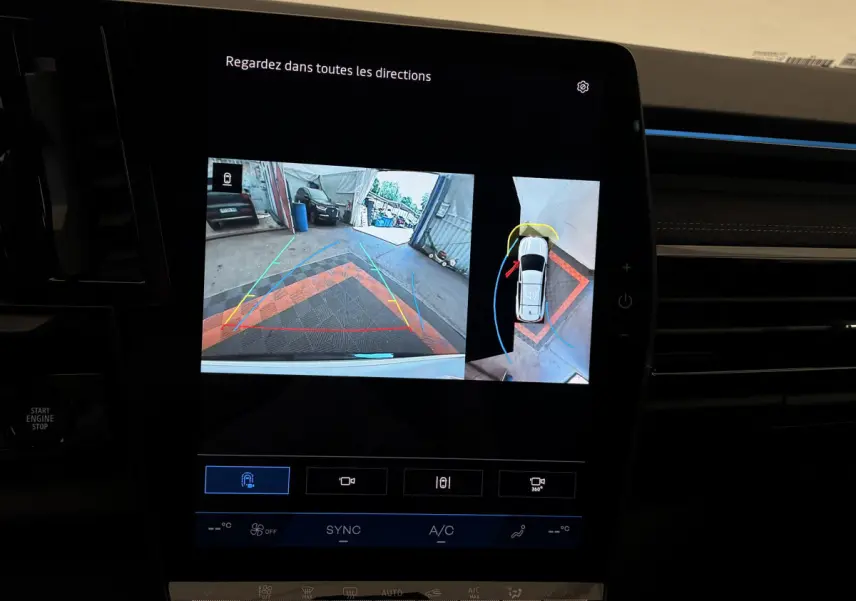 Écran tactile intérieur affichant la caméra de recul et vue 360° du Renault Espace blanc, version hybride 2025.