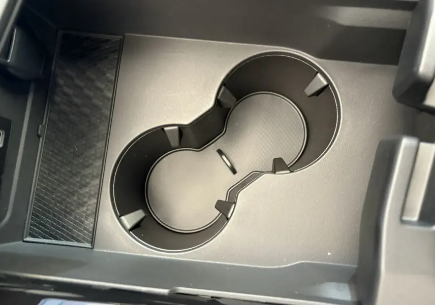 Gros plan sur les porte-gobelets noirs intégrés à la console centrale du Renault Espace esprit Alpine blanc 2025.