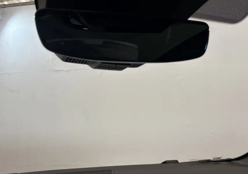 Vue intérieure du pare-brise et du rétroviseur central du Renault Espace blanc version Esprit Alpine 2025.