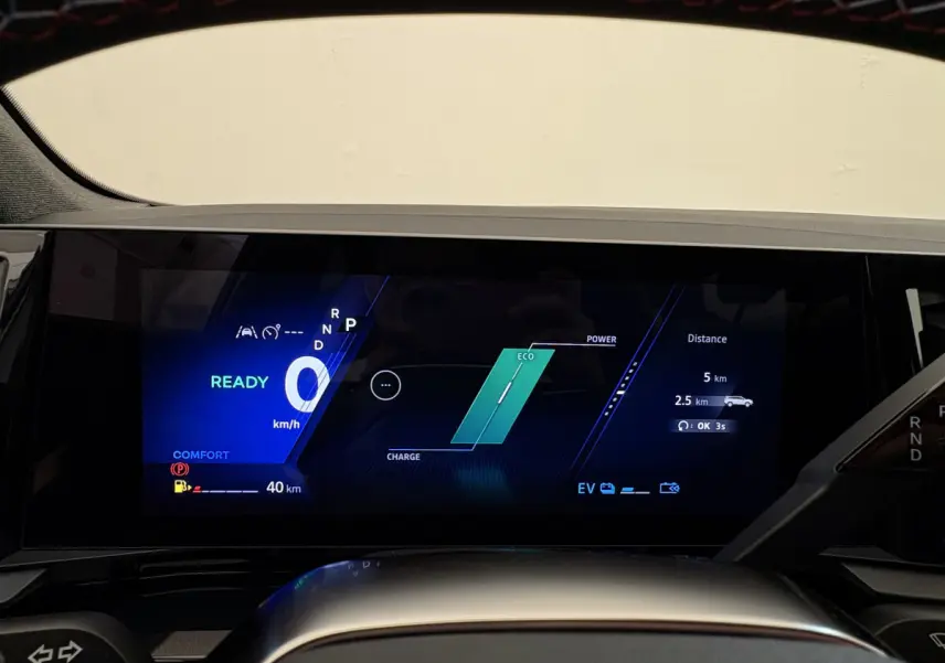 Affichage numérique multifonctions du combiné d'instruments du Renault Espace blanc, vue de face centrée sur le tableau de bord.