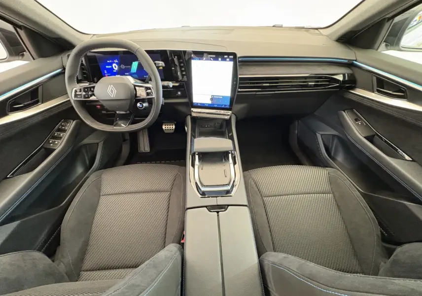 Vue intérieure frontale du Renault Espace esprit Alpine 7PL E-Tech 2025, avec tableau de bord numérique et écran tactile central vertical.