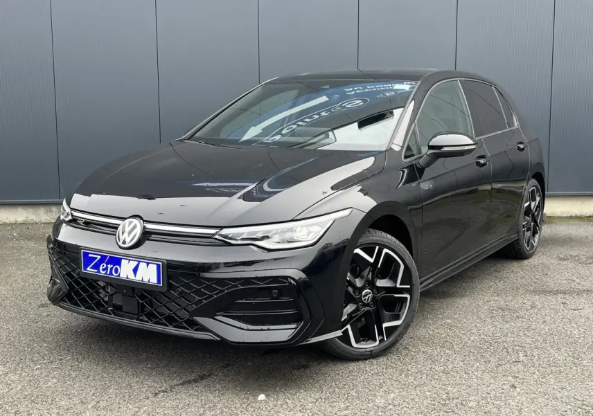 Volkswagen Golf VIII noire vue 3/4 avant avec calandre R-Line laquée et jantes alliage 18 pouces York.