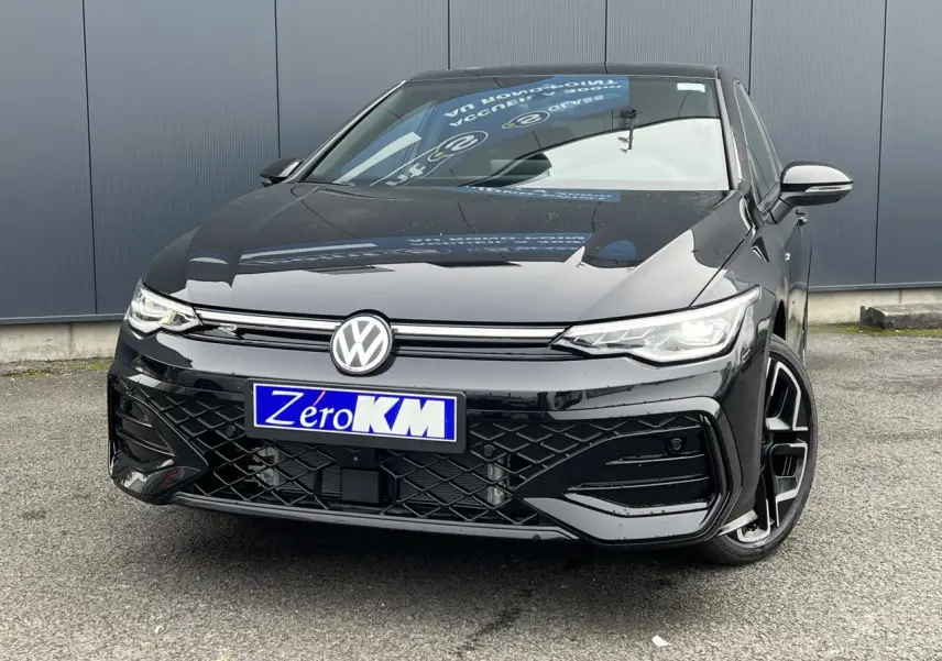 Vue avant d’une Volkswagen Golf VIII noire R-Line avec calandre laquée et jantes alliage 18 pouces York.