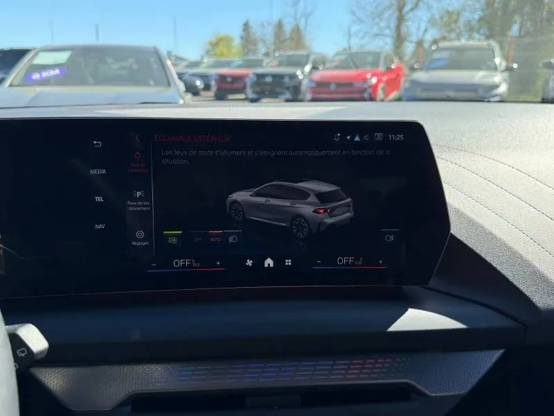 Écran tactile intérieur montrant une BMW Série 1 120dA M Sport en vue latérale droite gris Brooklyn métallisé.