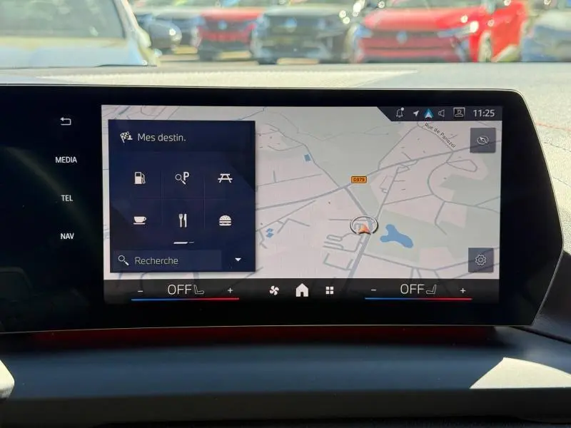 Écran tactile central de navigation GPS dans une BMW Série 1 120dA M Sport, affichage carte et options de destination.