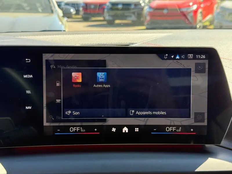 Écran tactile central du tableau de bord de la BMW Série 1 120dA M Sport 2025, affichant le menu radio et applications.