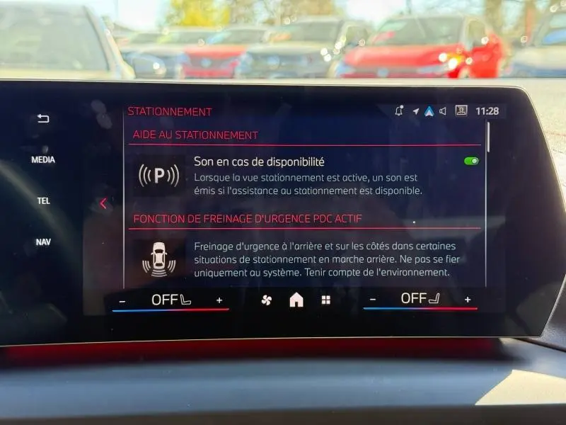 Écran tactile intérieur de la BMW Série 1 120dA M Sport affichant l'aide au stationnement et freinage d'urgence.