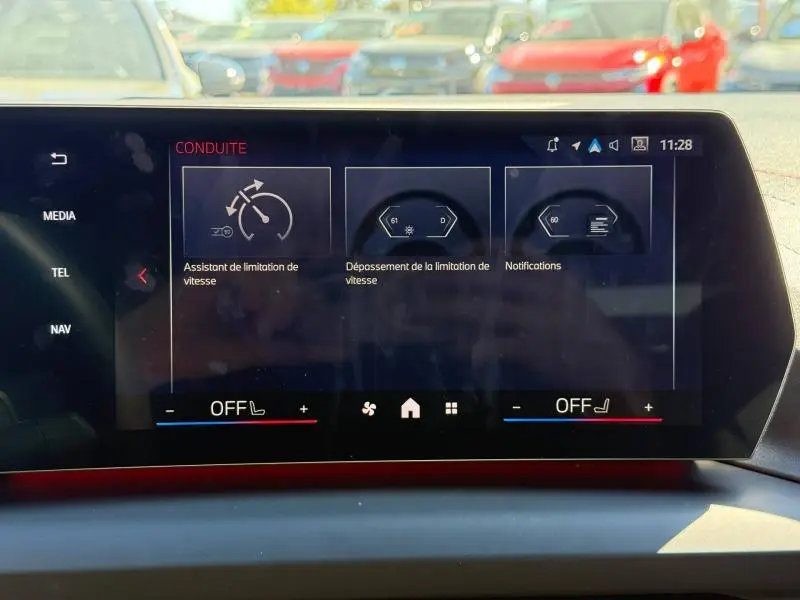 Écran tactile central de la BMW Série 1 120dA M Sport affichant les aides à la conduite, vue intérieure avant.