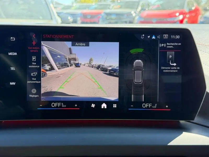 Écran tactile intérieur de la BMW Série 1 120dA M Sport montrant la caméra de recul et l'aide au stationnement.