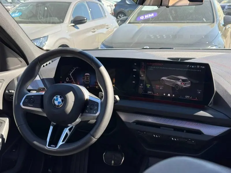 Vue intérieure du tableau de bord et volant cuir multifonction de la BMW Série 1 120dA M Sport en M Brooklyn Grey métallisé.