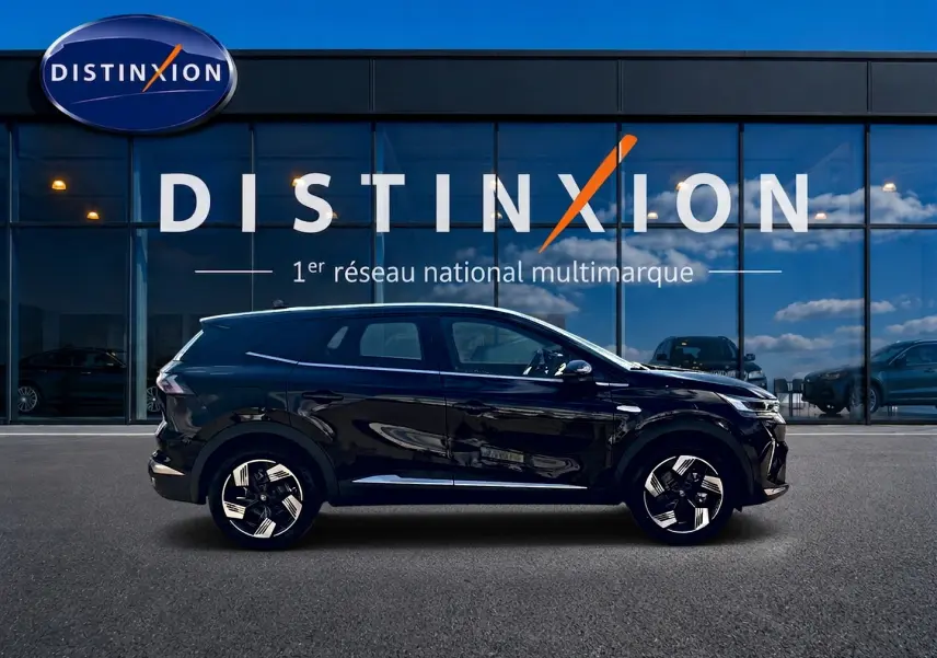 Profil droit du Renault Symbioz noir étoile 2026, SUV hybride avec jantes alu distinctives, devant vitrine Distinxion.