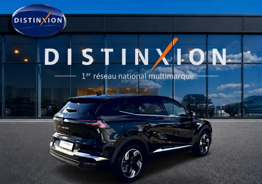 Renault Symbioz noir étoile en 3/4 arrière droit, avec jantes alu et feux arrière LED distinctifs.