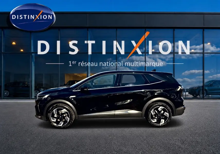 Profil droit du Renault Symbioz noir étoile 2026, avec jantes alu distinctives, devant une vitrine Distinxion.