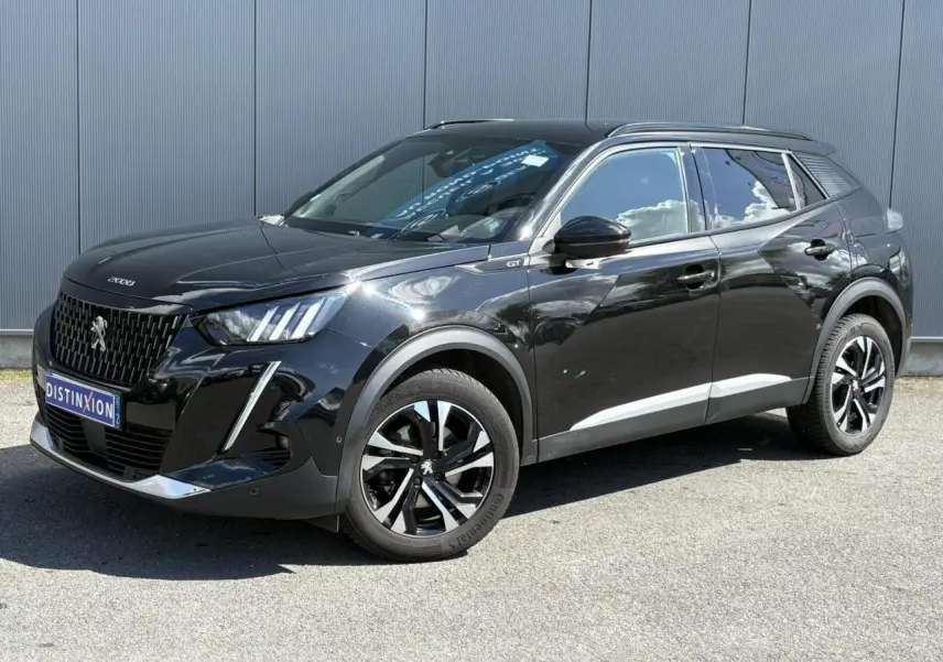 Peugeot 2008 GT noir Onyx vue 3/4 avant droit, avec jantes bi-tons et signature lumineuse LED distinctive.
