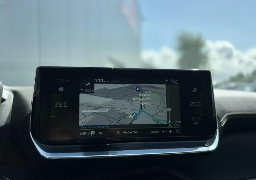 Écran tactile GPS 10'' du Peugeot 2008 GT 2021 affichant une carte de navigation en intérieur.