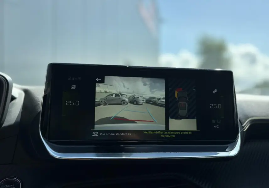 Écran tactile du Peugeot 2008 GT montrant la caméra de recul et l’aide au stationnement en intérieur noir.
