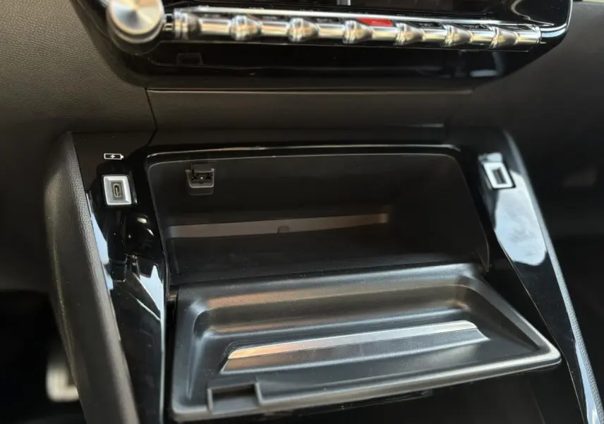 Vue rapprochée de la console centrale noire du Peugeot 2008 GT 2021 avec ports USB et commandes chromées.