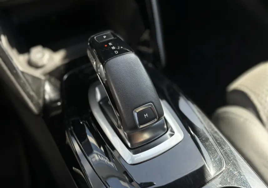 Le levier de vitesses automatique noir et argenté du Peugeot 2008 GT, vue rapprochée de la console centrale.