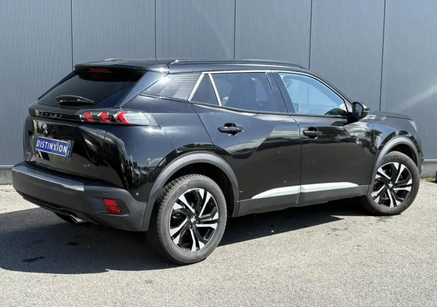 Peugeot 2008 noir Onyx vue 3/4 arrière droit, avec jantes alliage bi-ton et feux arrière LED 3 griffes.