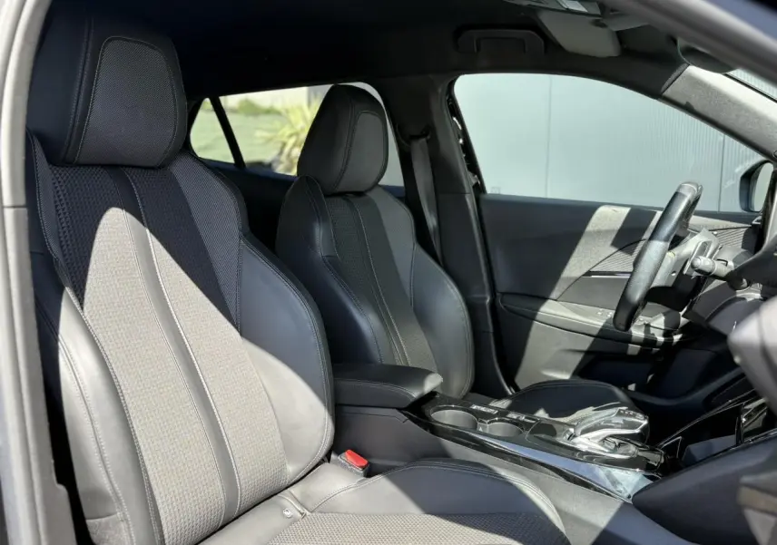Vue intérieure côté gauche montrant les sièges avant en tissu et cuir noir du Peugeot 2008 GT 2021.