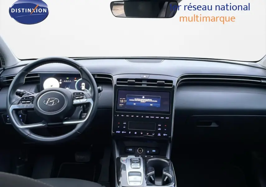 Vue intérieure du tableau de bord et volant du Hyundai Tucson 2023 en finition Business, ambiance noire moderne et écran tactile central.