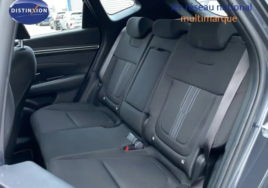 Vue intérieure côté droit montrant la banquette arrière noire avec détails en tissu du Hyundai Tucson 2023 Dark Knight Metal.