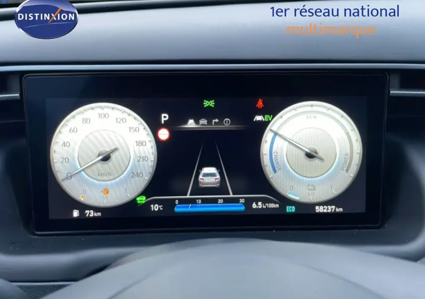 Affichage numérique du tableau de bord du Hyundai Tucson 2023, montrant la vitesse, la consommation et l'autonomie.
