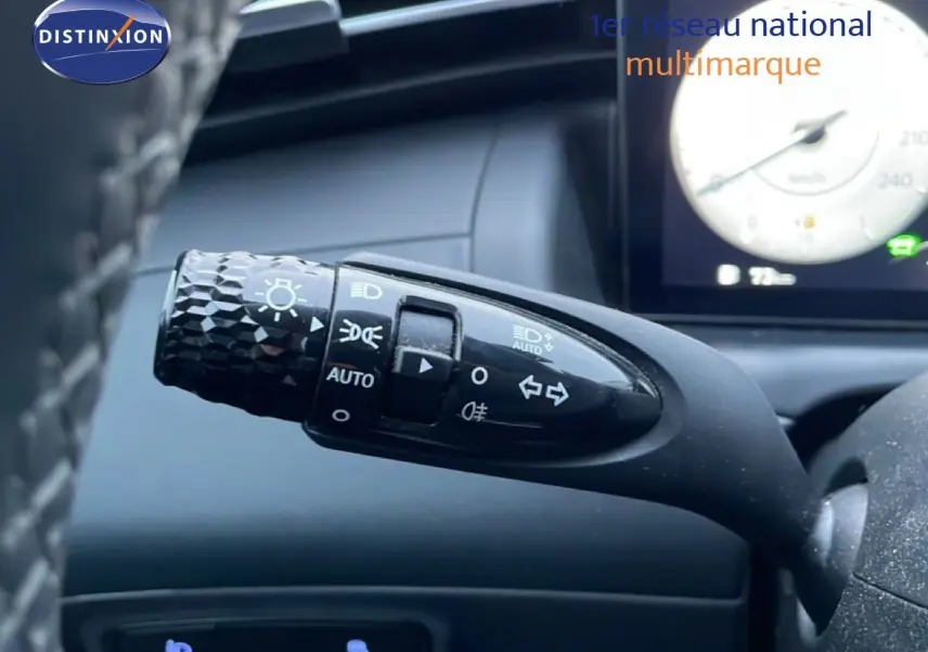 Gros plan sur la commande des phares et clignotants à gauche du volant dans l’habitacle du Hyundai Tucson 2023 couleur Dark Knight Metal.
