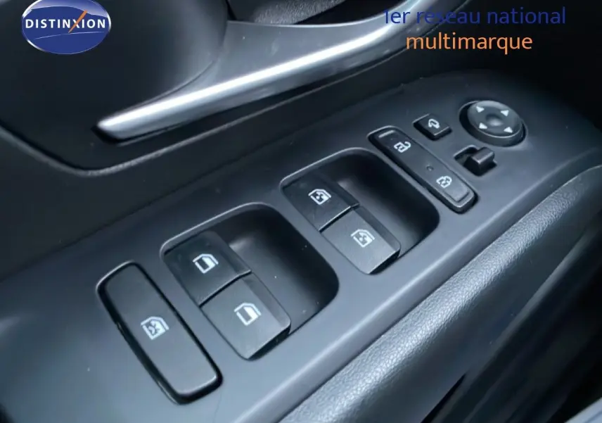 Gros plan sur les commandes des vitres électriques et rétroviseurs côté conducteur du Hyundai Tucson 2023 finition Business en noir.