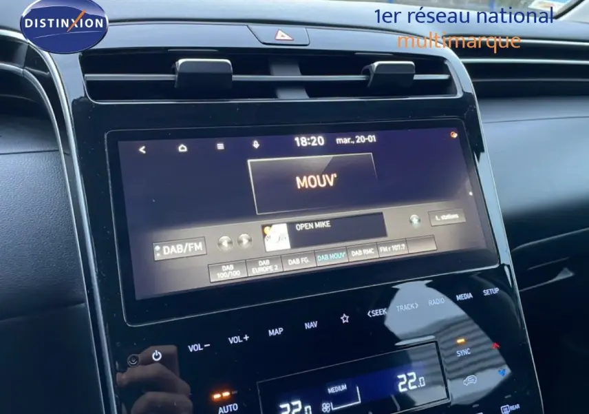 Vue intérieure du tableau de bord du Hyundai Tucson 2023 avec écran tactile et commandes de climatisation digitales.