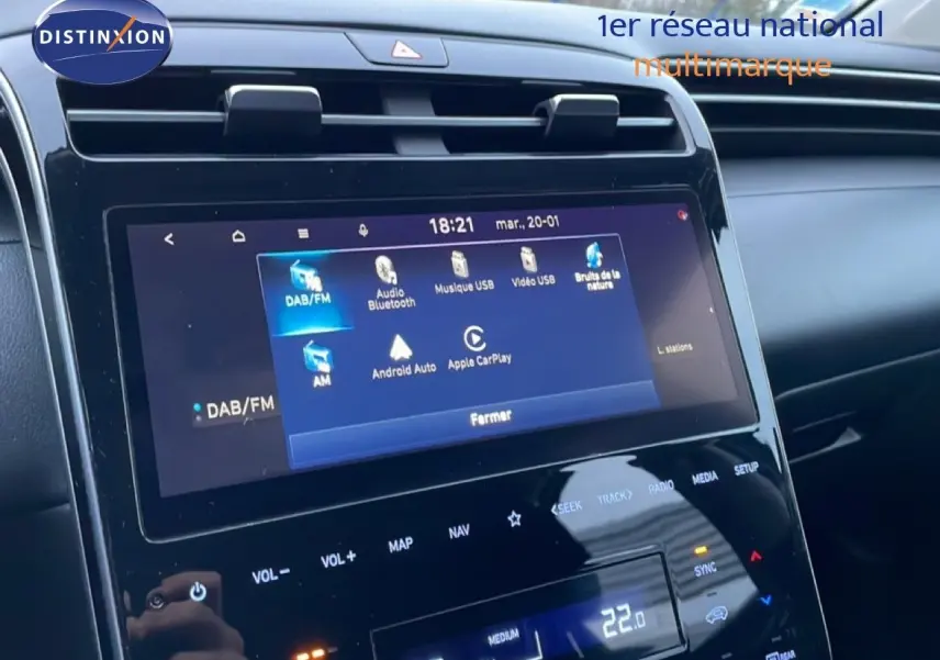 Vue rapprochée de l'écran tactile central du Hyundai Tucson 2023 en Dark Knight Metal, affichant les options multimédia et connectivité.